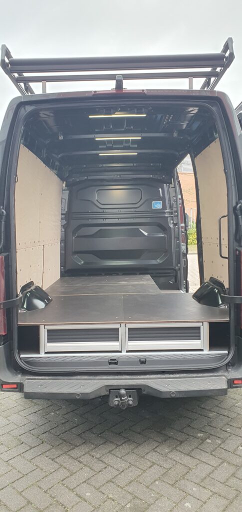 Optimaliseer de opbergruimte in je werkbus met aluminium GEMA vloerlades