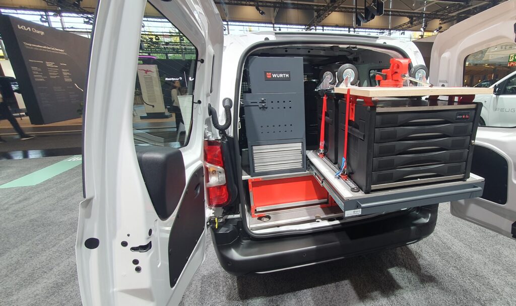 Maak je bedrijfswagen efficiënter met een uitschuifplateau, ideaal voor gereedschap en zware spullen