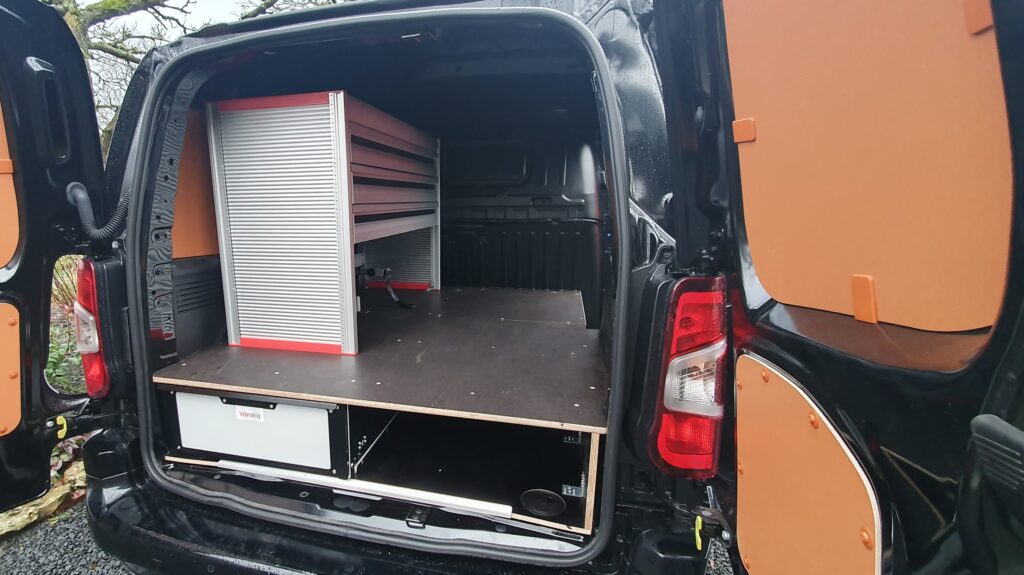 De Tomlock aluminium vloerlades zijn eenvoudig over te bouwen naar een nieuwe bedrijfswagen