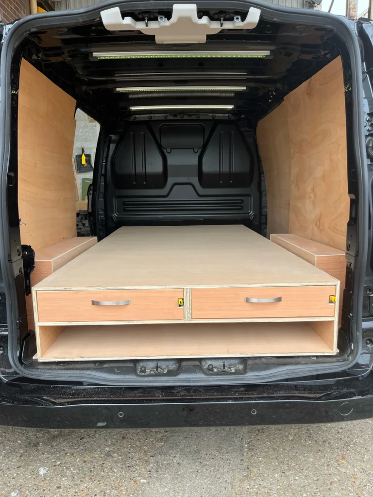 Stevige houten vloerlades met 80% uittrekbare functie voor makkelijk laden en lossen.